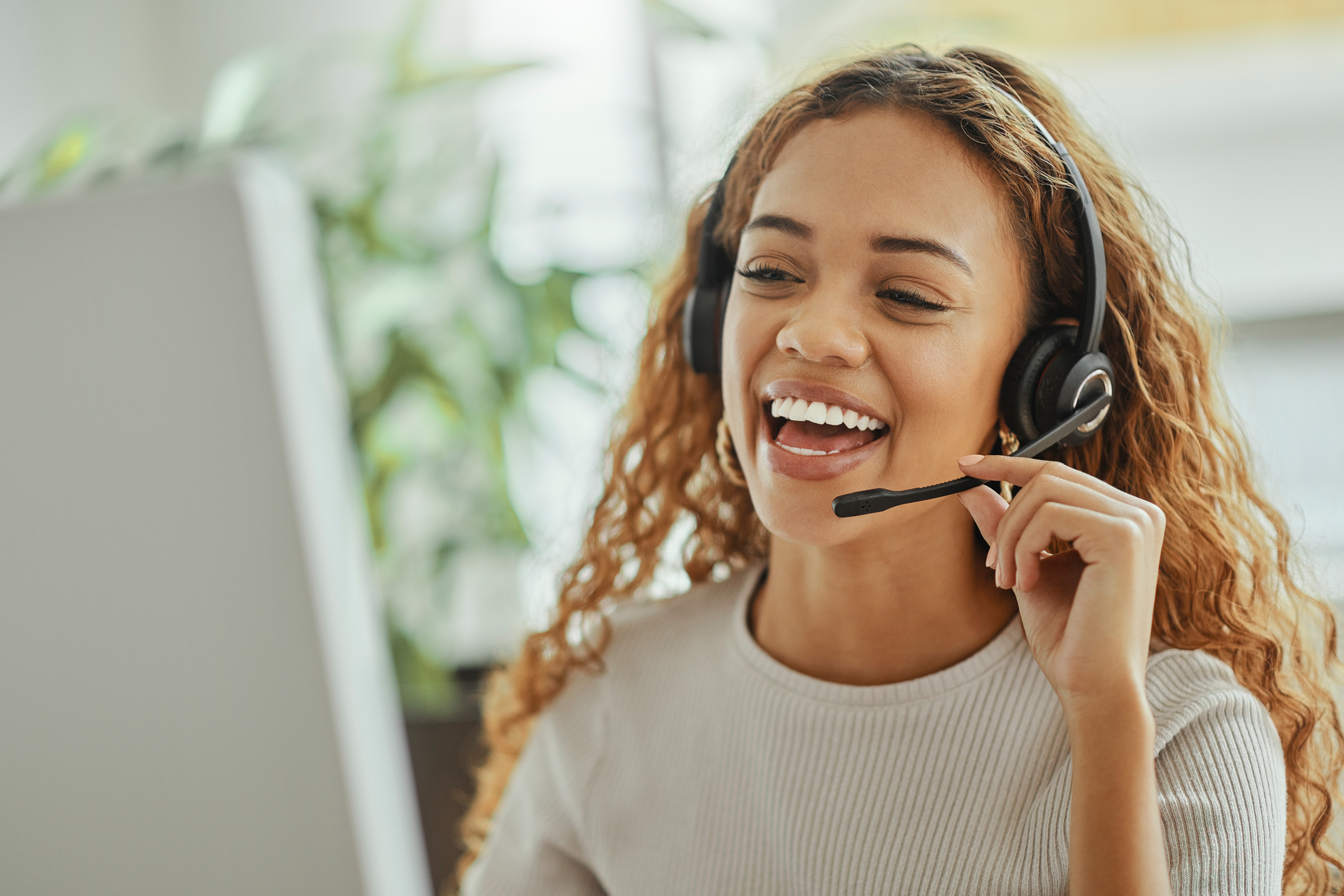 Centralized agent management to extend hours of operation Woman in call center